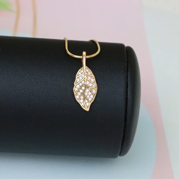 "Elegant Leaf Design Rose Gold Pendant with Sparkling White Stones, XPPT1868 - Picture 13 of 13